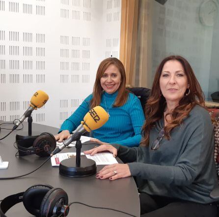 Lorena Flórez, directora de Cruz Roja Pinto-Valdemoro, y María José Sánchez, trabajadora social.