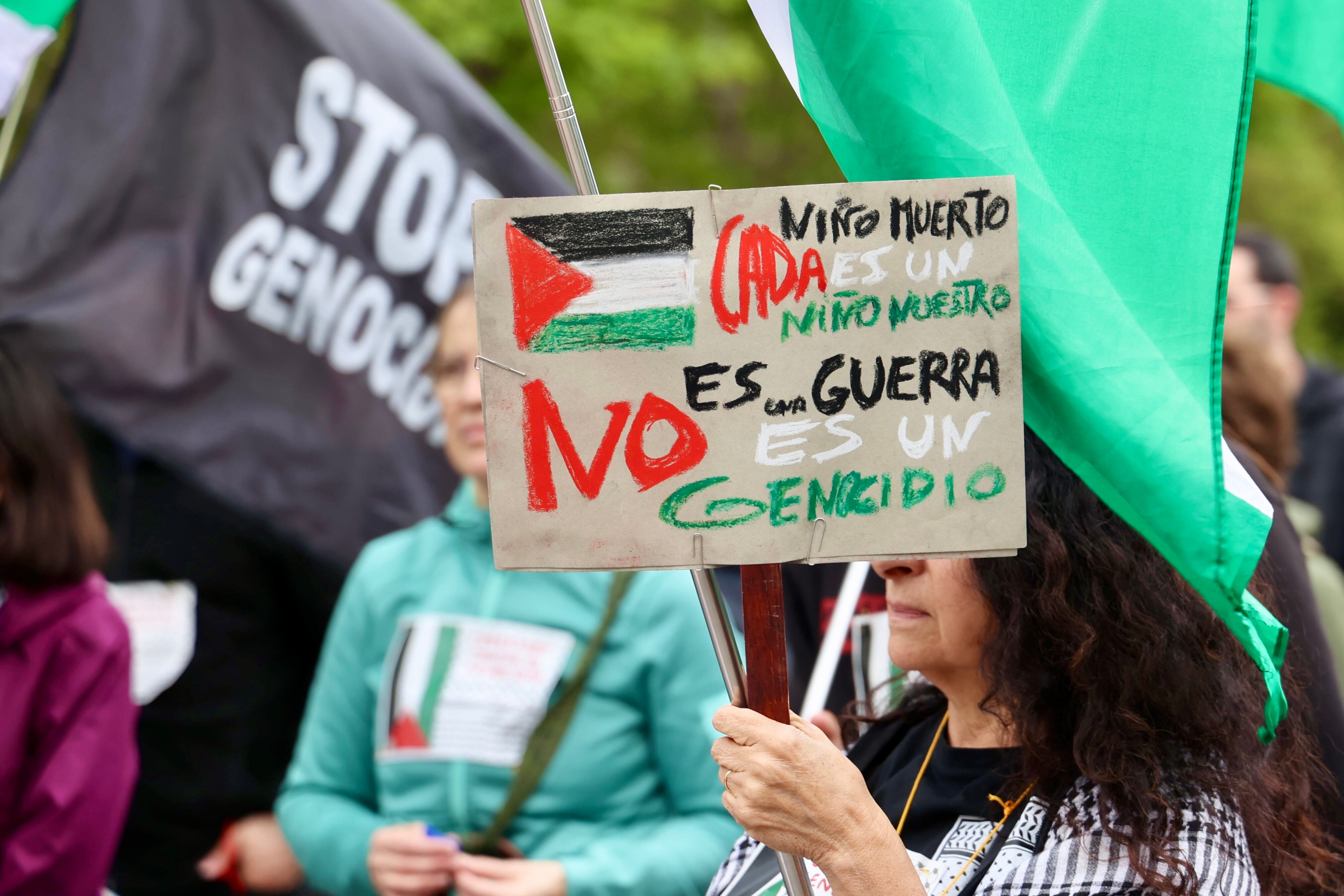 LOGROÑO, 15/05/2025.- Un centenar de personas, convocadas por Acampada La Rioja por Palestina, han recorrido este jueves las calles de Logroño para visibilizar ?el rechazo? contra las acciones del Gobierno de Israel sobre la Franja de Gaza, y solicitar al Ejecutivo español la ruptura de relaciones con el Ejecutivo israelí, tras la ?ocupación? realizada en el territorio palestino. Así lo ha indicado a EFE una de las portavoces de esta plataforma, Amina Achek, al comienzo de la marcha, que se ha iniciado y finalizado en el campus de la Universidad de La Rioja. EFE/Raquel Manzanares