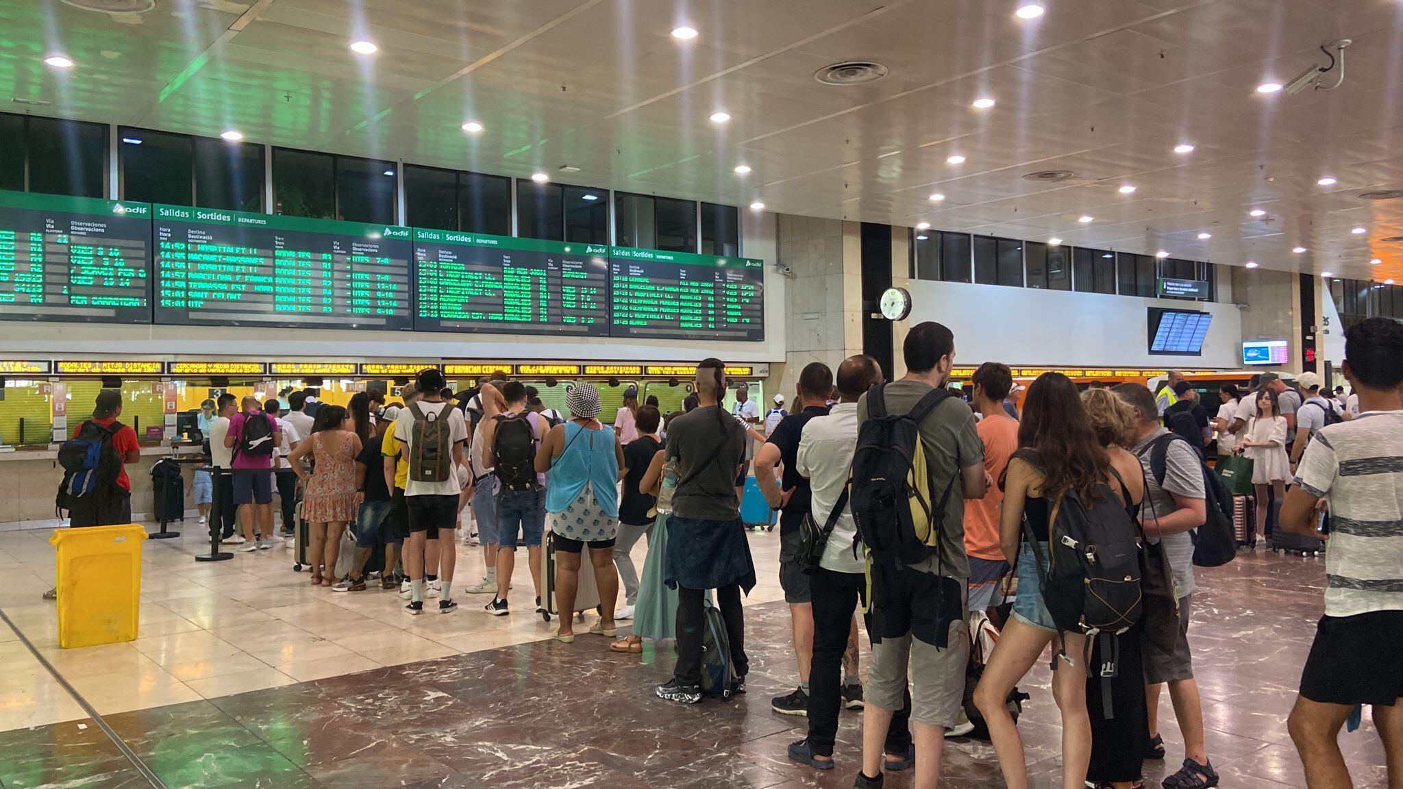 Desenes de passatgers pateixen retards i cancel·lacions després que un Talgo sense passatgers hagi descarrilat