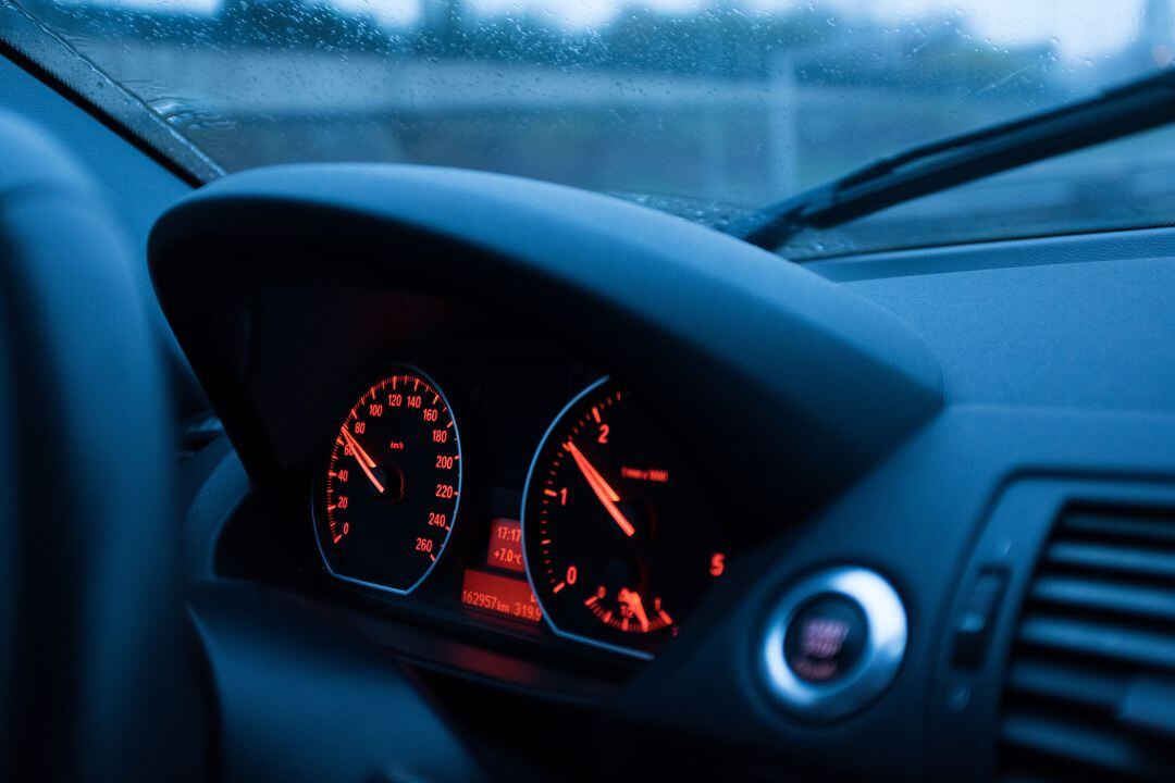 Un coche en marcha, en una imagen de archivo