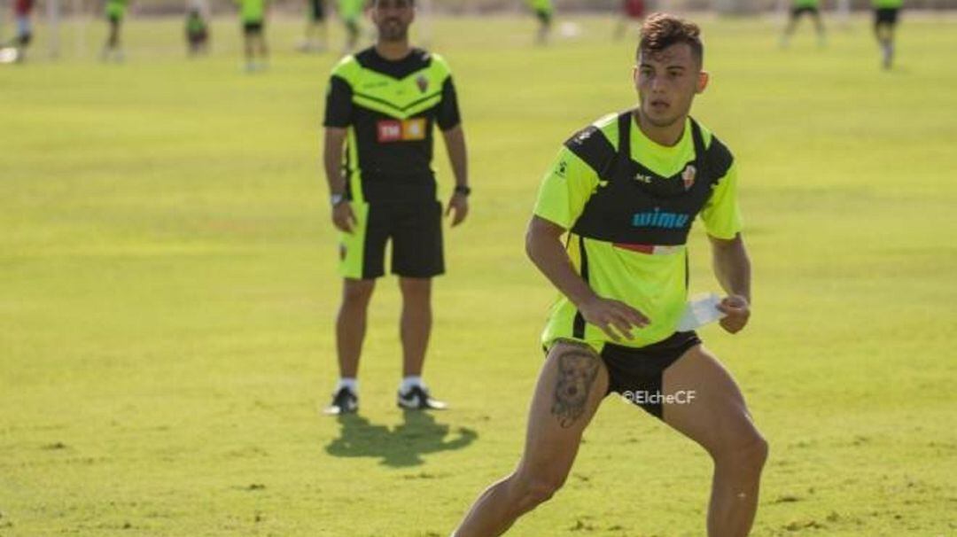 Borja Martínez en un entrenamiento con el Elche 