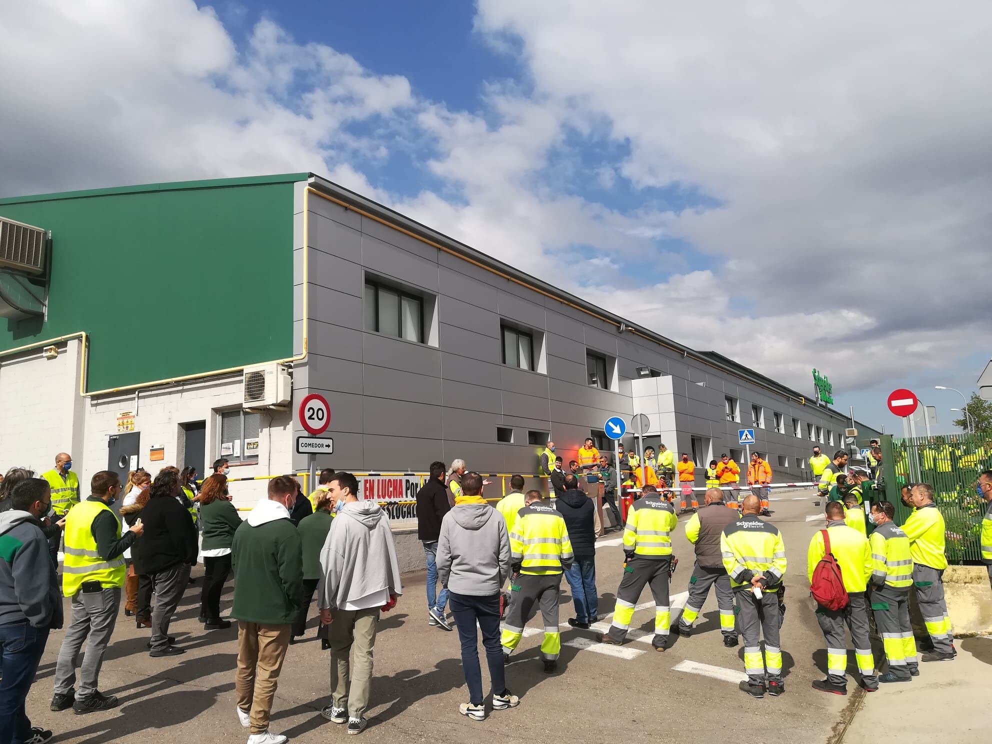 Imagen de una de las últimas concentraciones de los trabajadores de Schneider Electric en Griñón, el pasado 4 de mayo