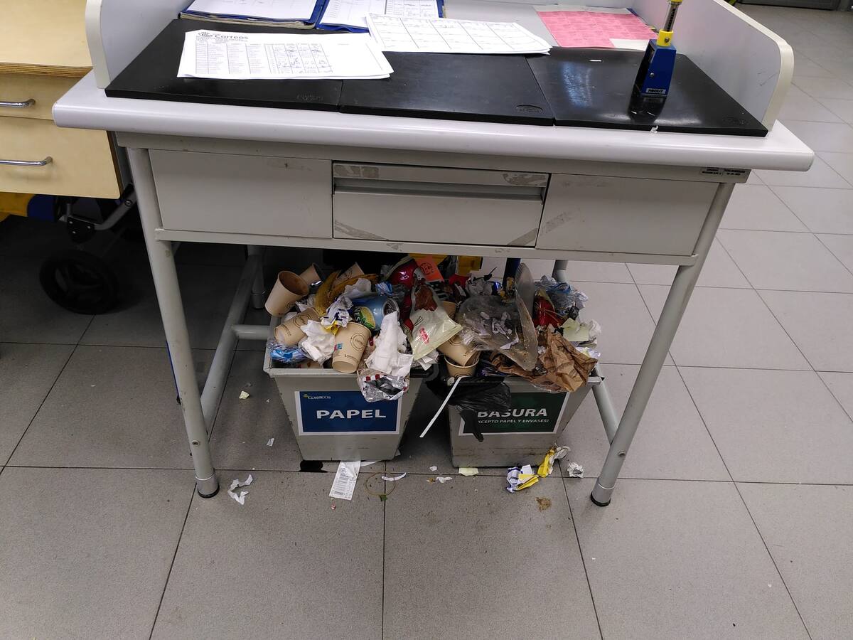 15 días sin limpieza en las oficinas de Correos en A Coruña por la huelga del personal de la subcontrata
