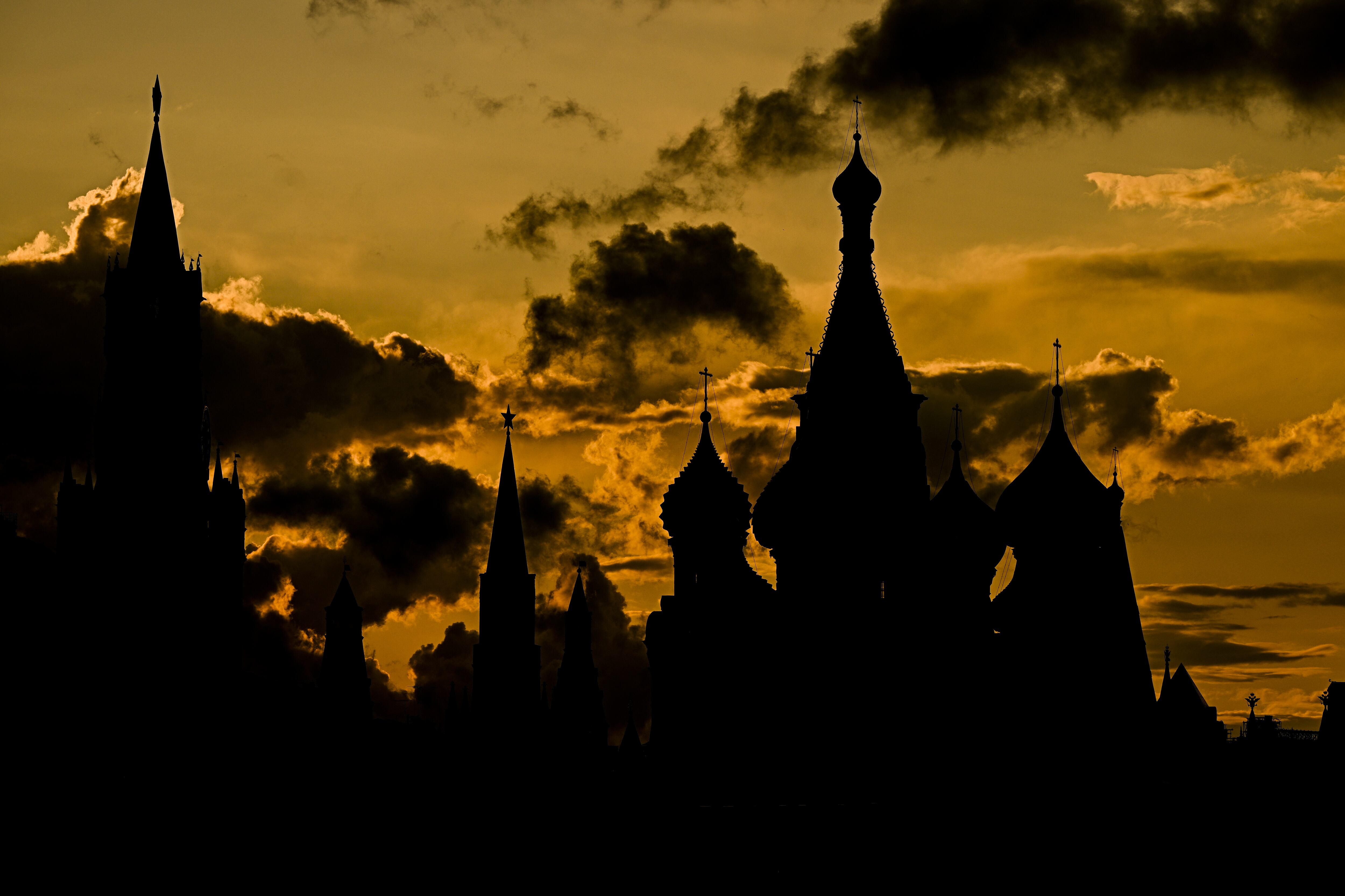 Imagen de la Catedral de San Basilio y de la Torre Spasskaya, este domingo en Moscú.