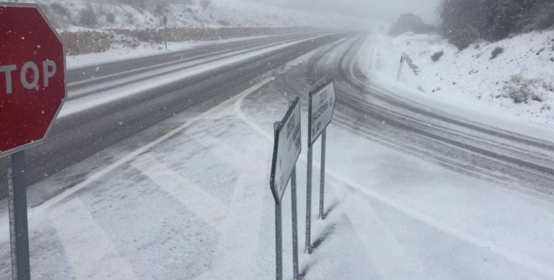 Nieve en una carretera de la provincia de Jaén.