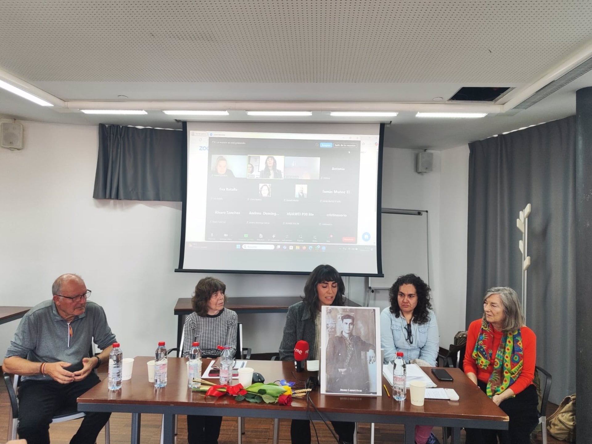 Querellante, abogada y organizadoras durante la rueda de prensa de este martes