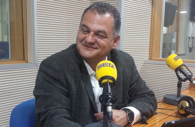 El alcalde de La Laguna, José Alberto Díaz, en una foto de archivo en una entrevista en Radio Club Tenerife - Cadena SER