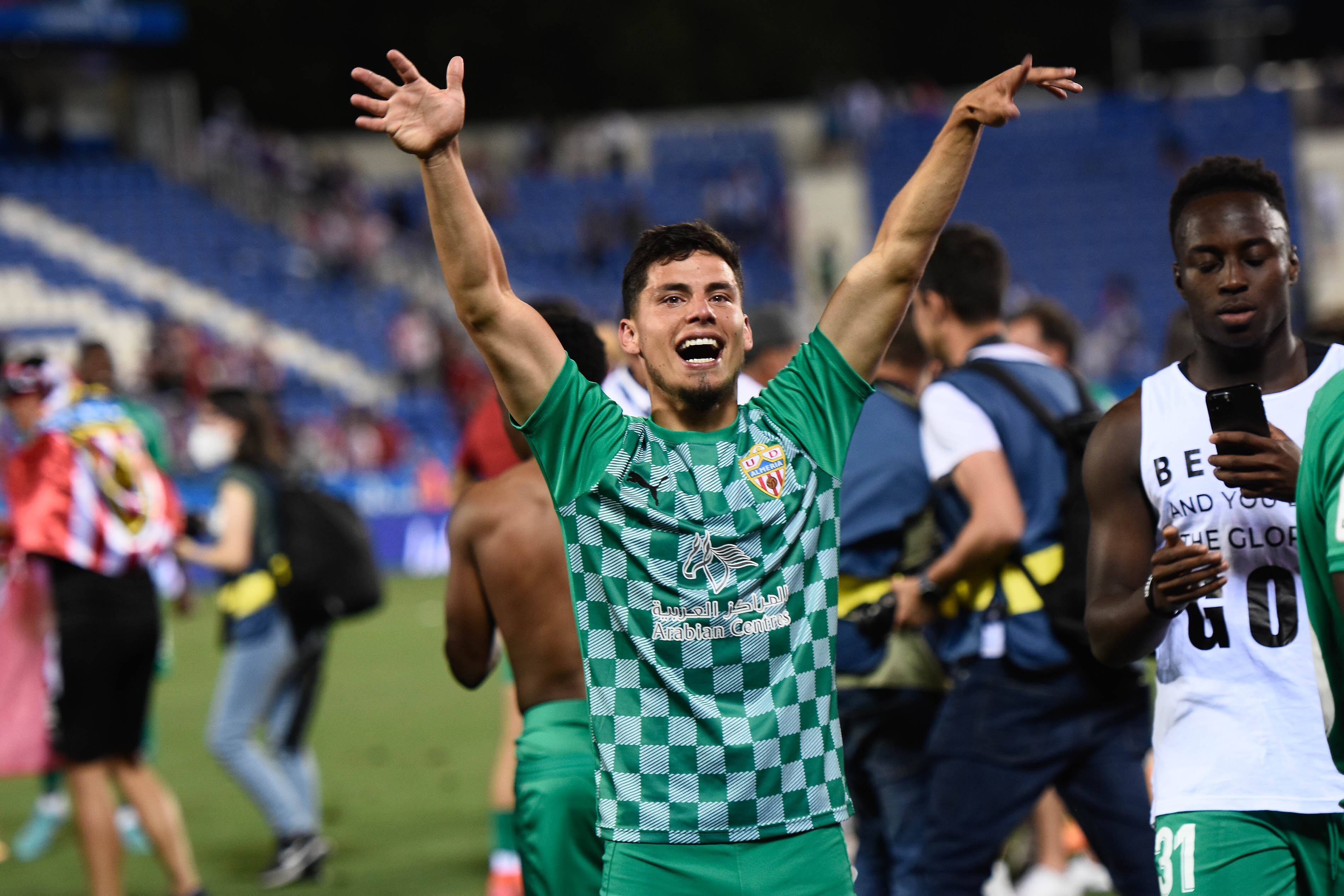 Robertone celebrando el ascenso a Primera con el Almería.