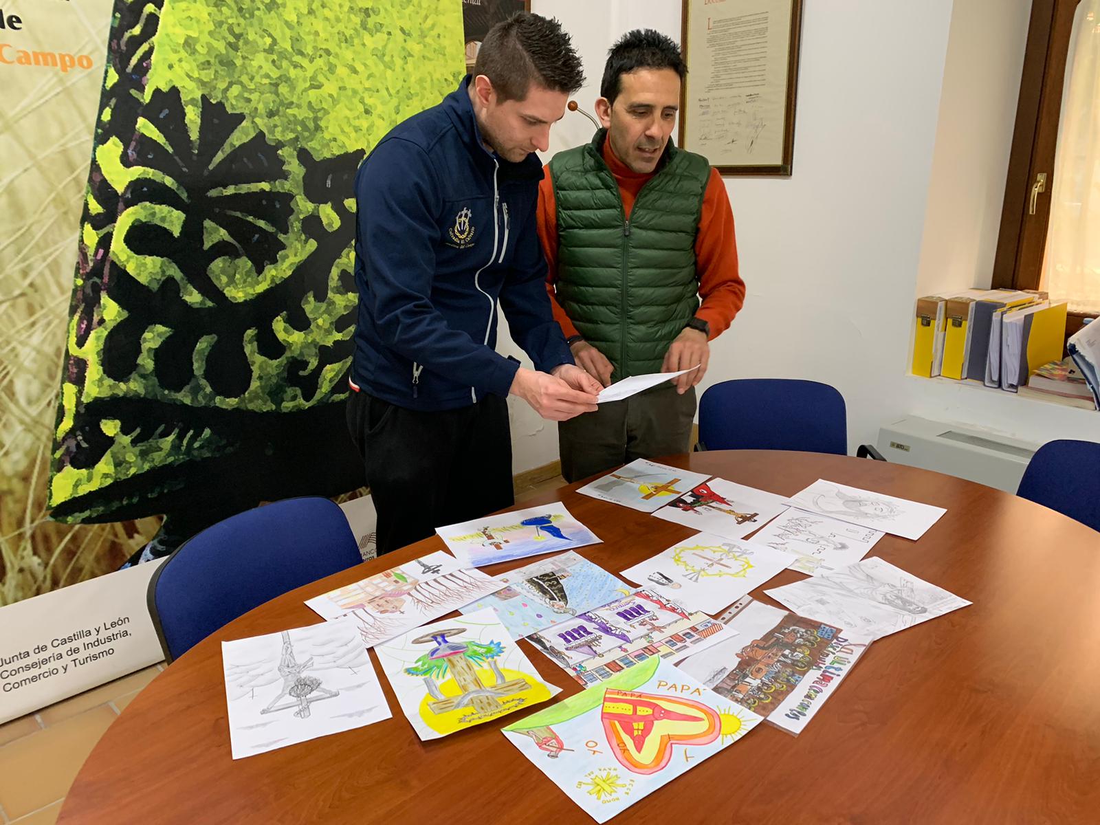 Miembros del jurado en el momento de fallar el Concurso de Dibujo