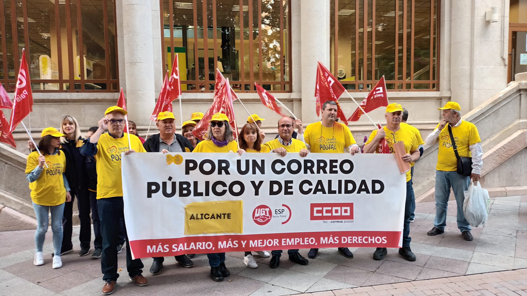 Protesta de los trabajadores de Correos frente a la sede en Alicante