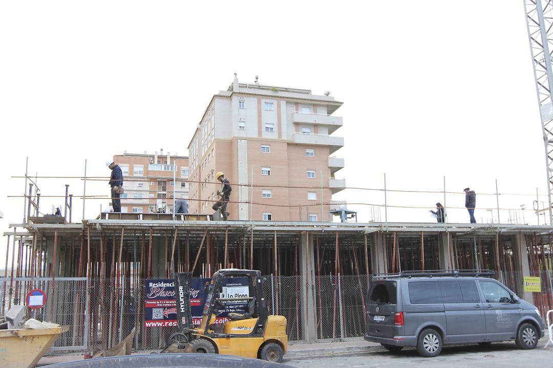 Operarios trabajando en una construcción en Castelló