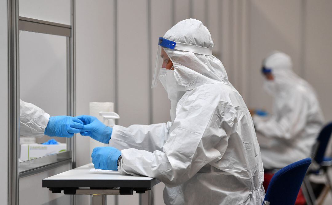 Trabajadores en un centro de pruebas de coronavirus.