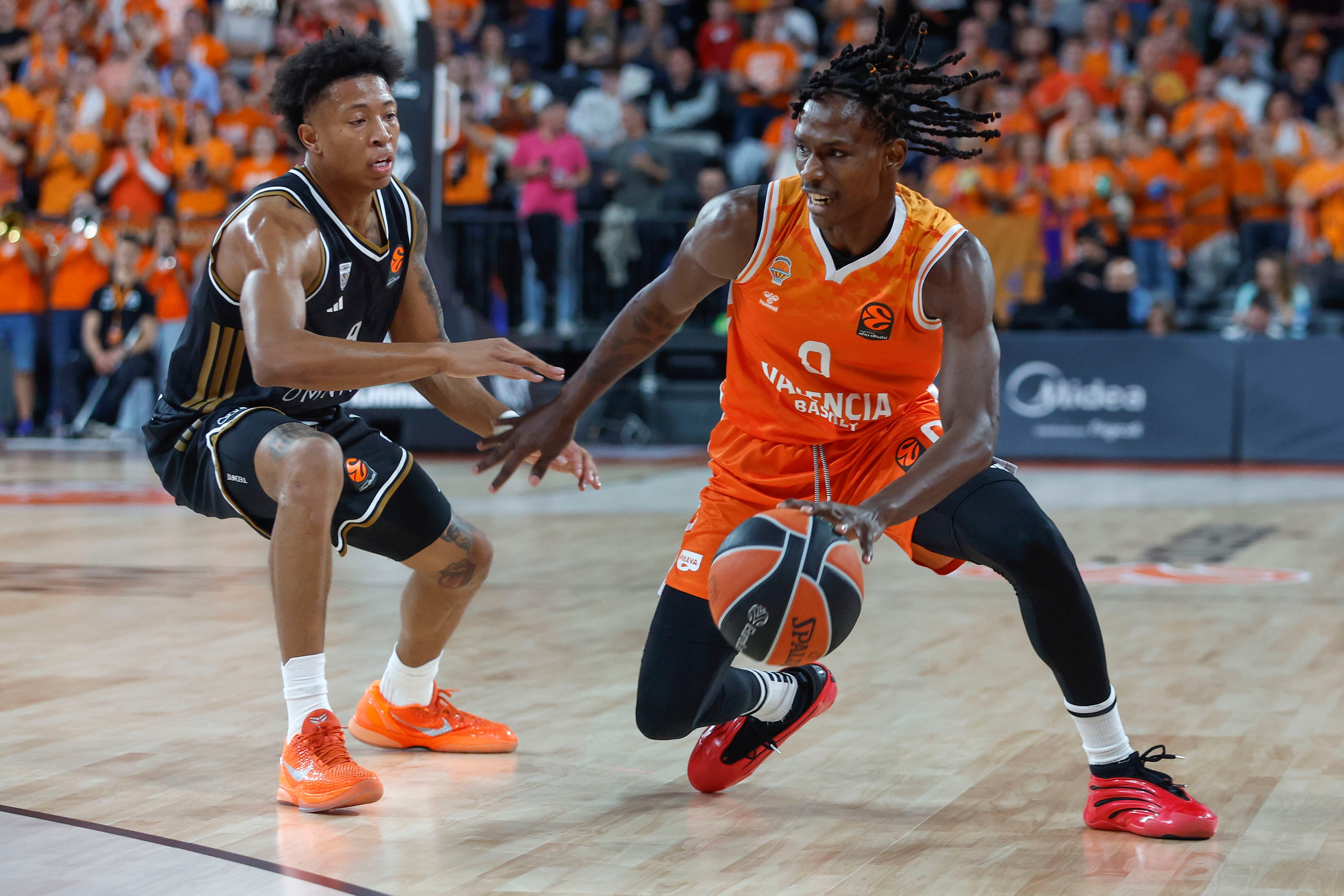 VALENCIA, 30/10/2025.- El jugador del Valencia Basket Brancou Badio (d) ante Boogie Ellis (i), del Dubai Basketball, durante el partido de baloncesto correspondiente a la octava jornada de la Euroliga, disputado hoy jueves en el pabellón Roig Arena de Valencia, entre Valencia Basket y Dubai Basketball. EFE/ Miguel Ángel Polo