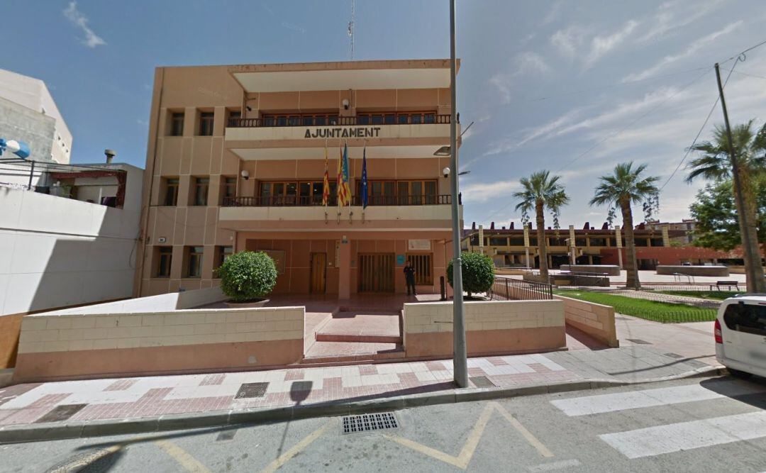 El Campello (Alicante) guardó el sábado un minuto de silencio por la muerte de la joven apuñalada en el municipio