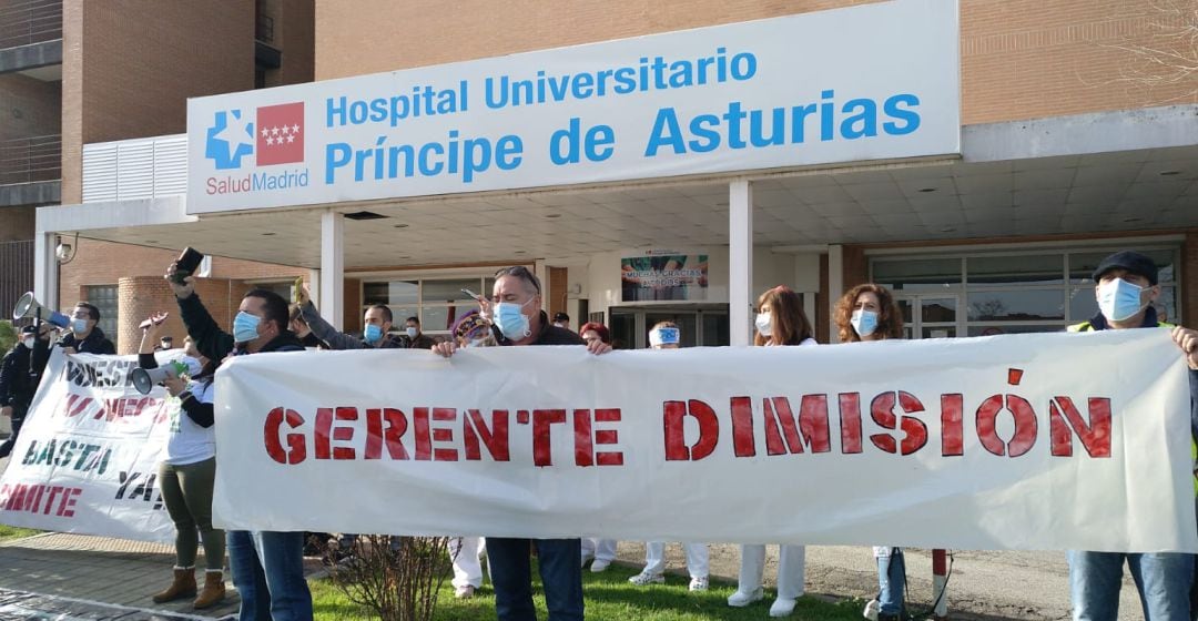 Protesta para pedir la dimisión de la gerente del HUPA