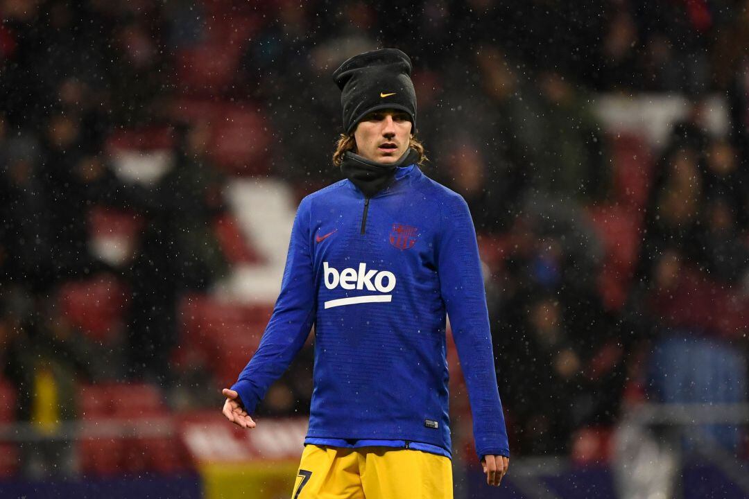 Antoine Griezmann, calentando en el Metropolitano con el Barcelona.