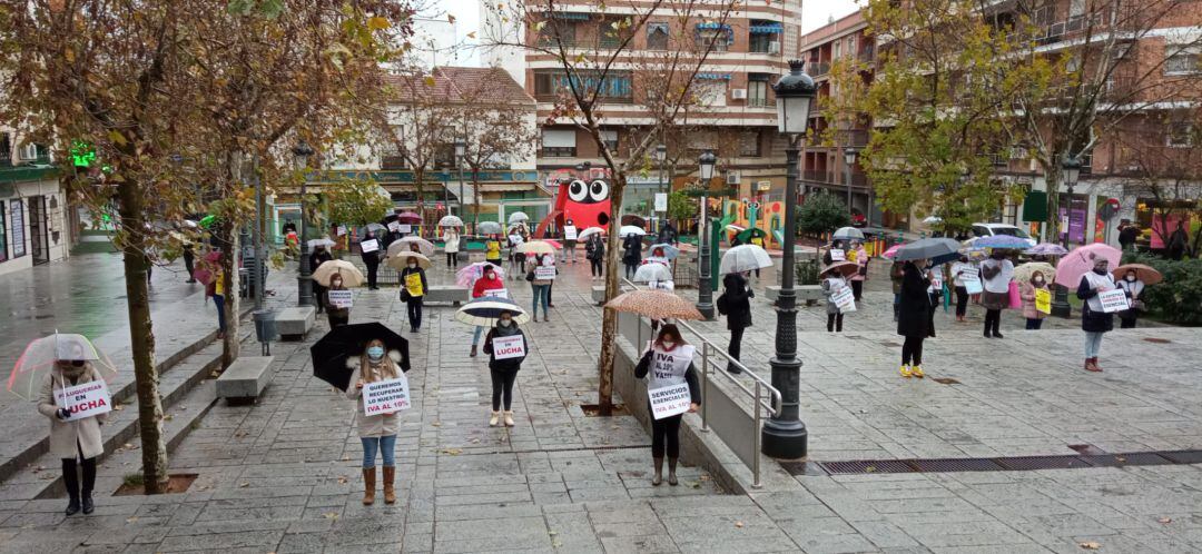 Profesionales de peluquería, salones de belleza y centros de estética se concentran en Puertollano pidiendo la bajada del IVA en este sector