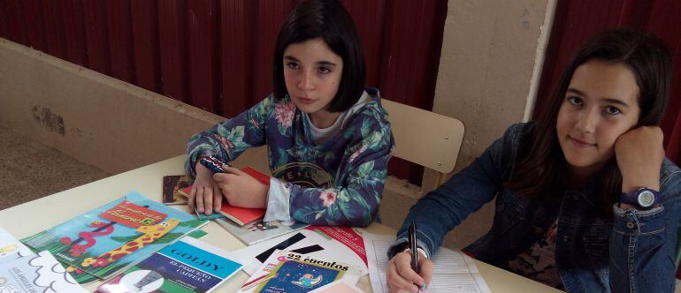 Alumnas participantes en el mercadillo solidario.