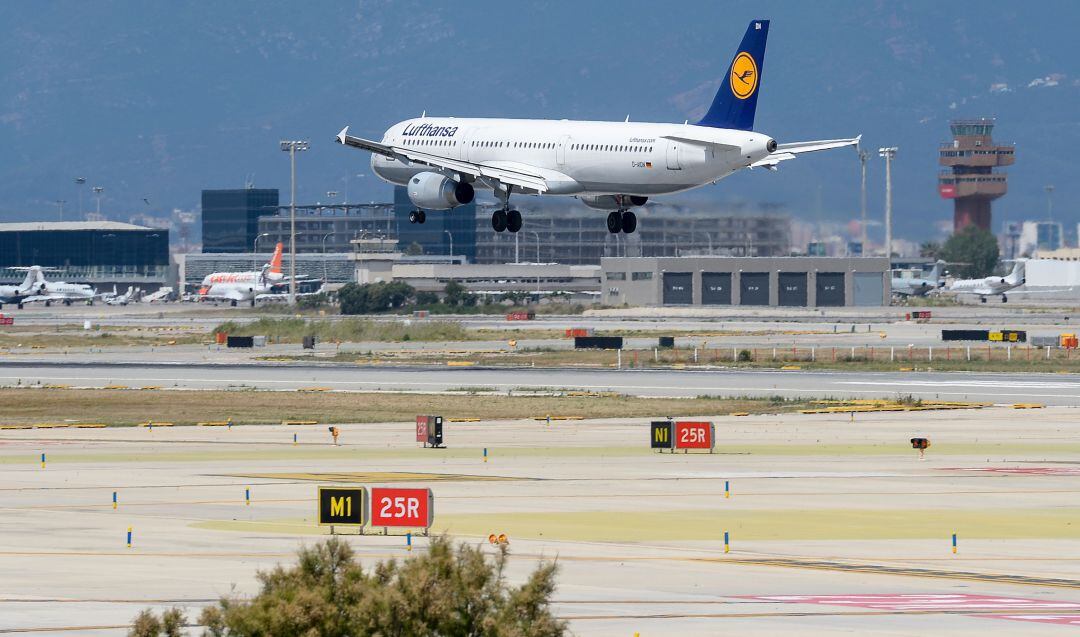 Un avió aterra a l'Aeroport del Prat