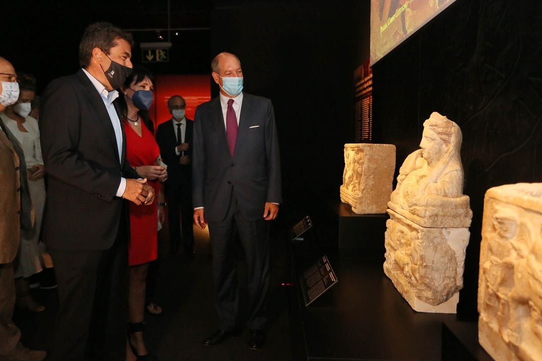 El presidente provincial, la diputada de Cultura y el embajador italiano en la inauguración de la muestra sobre la civilización etrusca