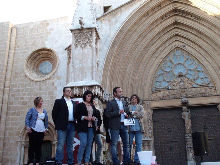 Membres d&#039;ARA Tarragona durant la presentació al Pla de la Seu.