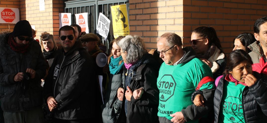 La PAH Sierra Norte y la PAH Alcosanse durante el último intento de alzamiento de la vivienda