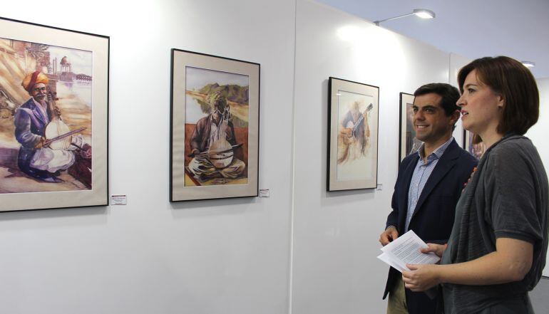 El alcalde ha visitado la exposición acompañado de la directora de la Universidad Popular