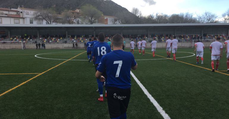 Los jugadores del CD Villanueva saltan al campo para disputar un partido la pasada temporada.