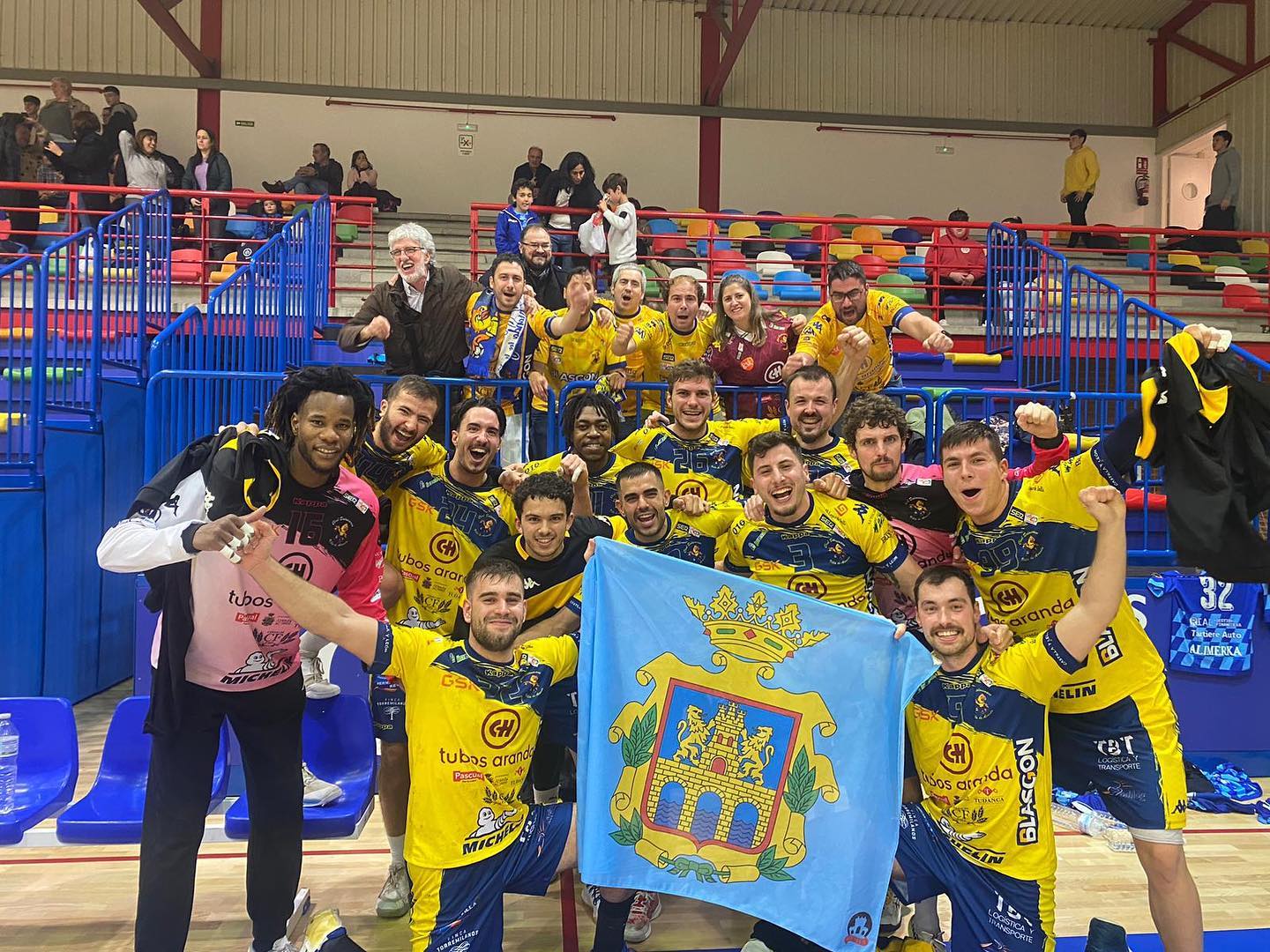 La plantilla celebra el triunfo con varios de los seguidores desplazados el pasado fin de semana a Oviedo