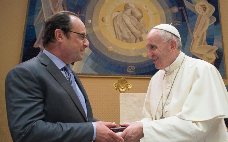 El presidente francés, François Hollande y el papa Francisco durante su reunión en el Vaticano.