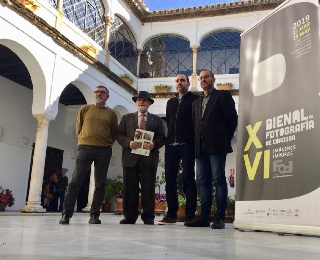 De izquierda a derecha: el coordinador general de la Bienal, Juan Carlos Limia; el presidente de AFOCO, Pepe Gálvez; el comisario de la selección oficial, Óscar Fernández y el teniente de alcalde de cultura, David Luque. 