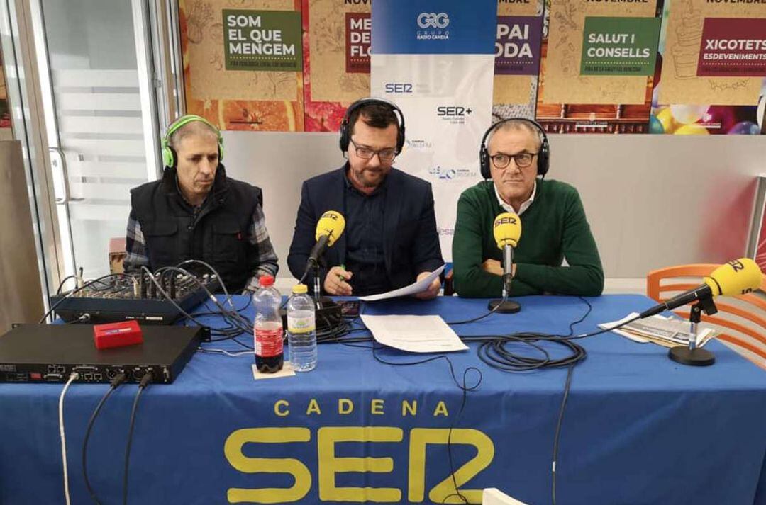 El equipo de Radio Gandia, José Gorrita y Daniel Ardid, con el concejal de Comercio Ferran Martínez. 