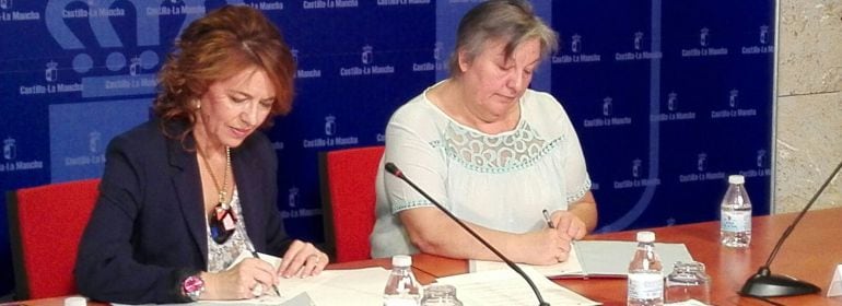 La consejera de Bienestar Social y la presidenta de la Pataforma de la Dependencia han firmado el acuerdo