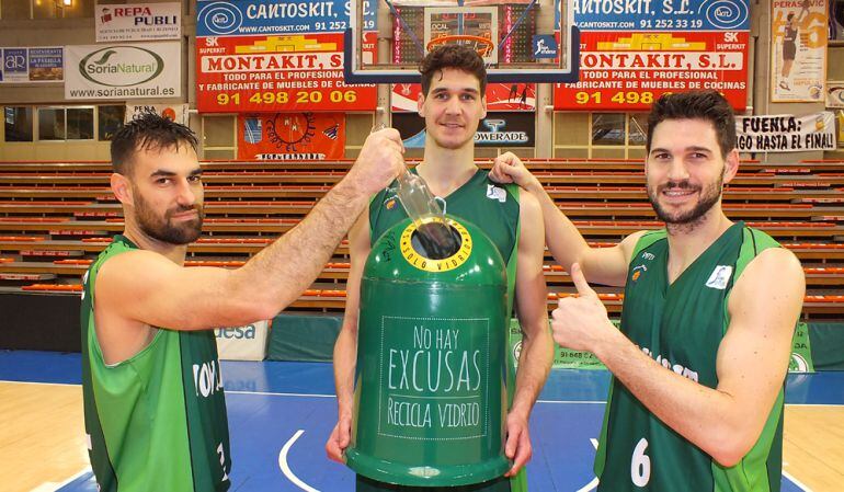 Popovic, Chema González y Úriz lucen las nuevas camisetas del Montakit Fuenlabrada tras el acuerdo con Ecovidrio.