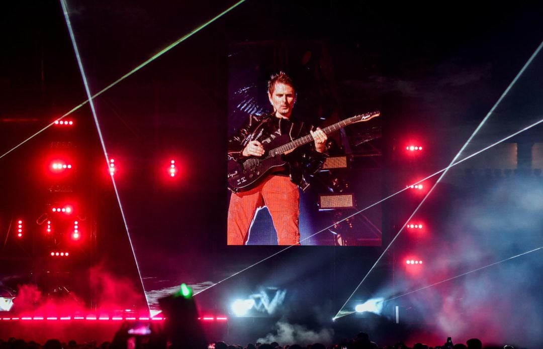 El vocalista del grupo británico de rock Muse, Matt Bellamy, durante el concierto que ofrece esta noche en el bilbaíno estadio de San Mamés, en el marco de los premios musicales de la cadena MTV que se entregarán el domingo en Barakaldo. EFE Miguel Toña