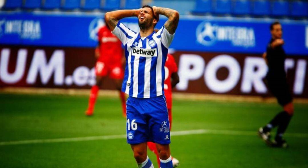 Edgar se lamenta de una ocasión fallada.