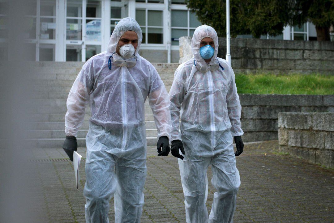 Dos trabajadores sanitarios salen este domingo de la residencia de mayores San Carlos de Celanova (Ourense), que se ha convertido en el principal foco de contagio de la provincia tras contabilizar actualmente un total de 24 positivos por COVID-19.