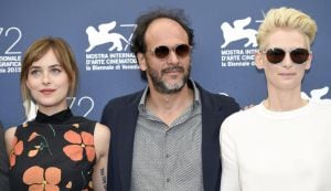 VFF101. Venice (Italy), 06/09/2015.- Italian director Luca Guadagnino (C), US actress/cast member Dakota Johnson (L) and British actress/cast member Tilda Swinton (R), pose during a photocall for the movie &#039;A bigger splash&#039; at the 72nd annual Venice Inter