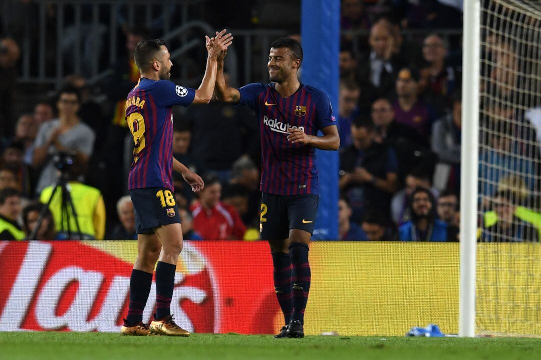 Rafinha celebra con Jordi Alba su gol al Inter