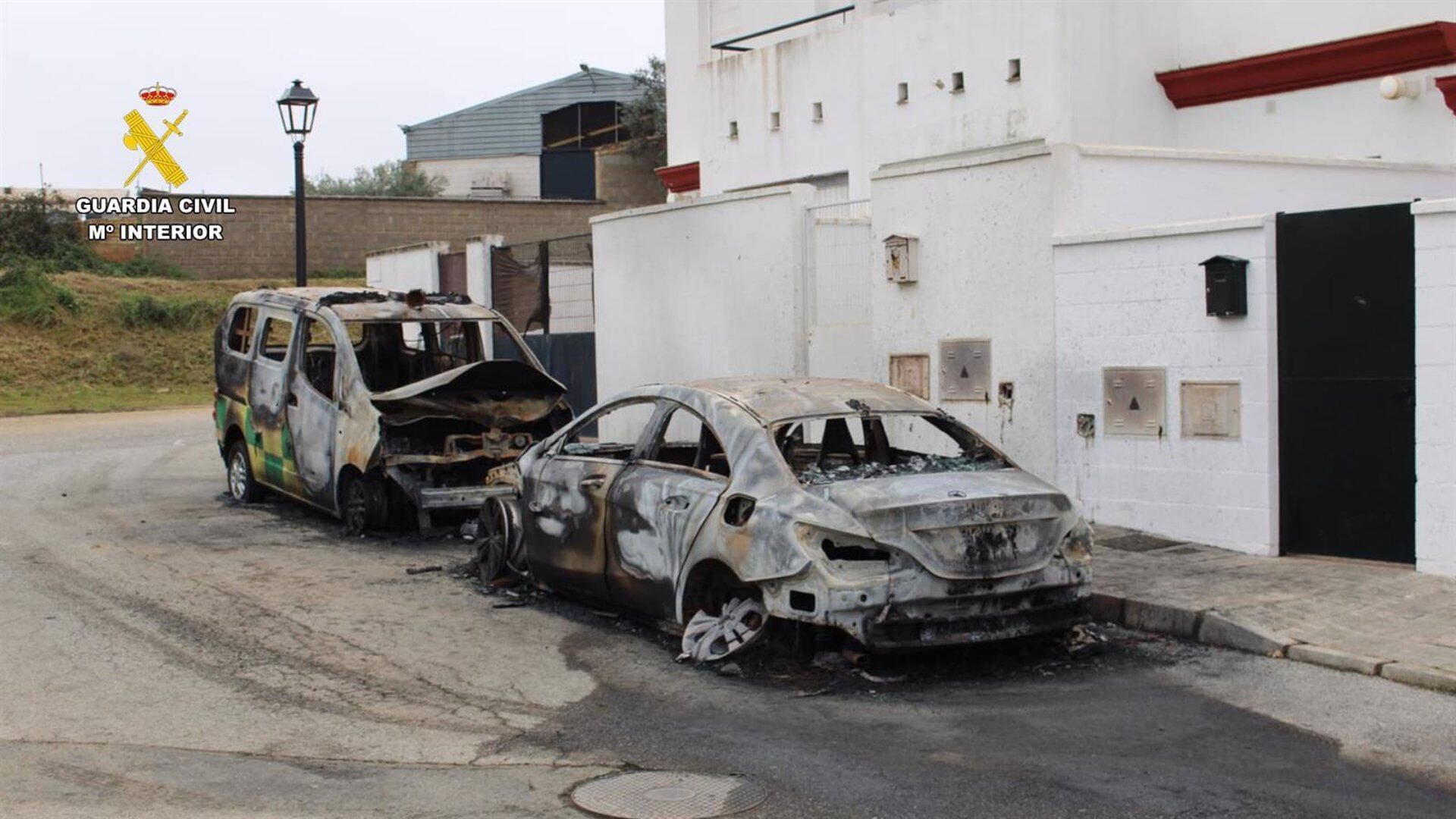 Vehículos calcinados en El Ronquillo como consecuencia de una acto vandálico/Guardia Civil