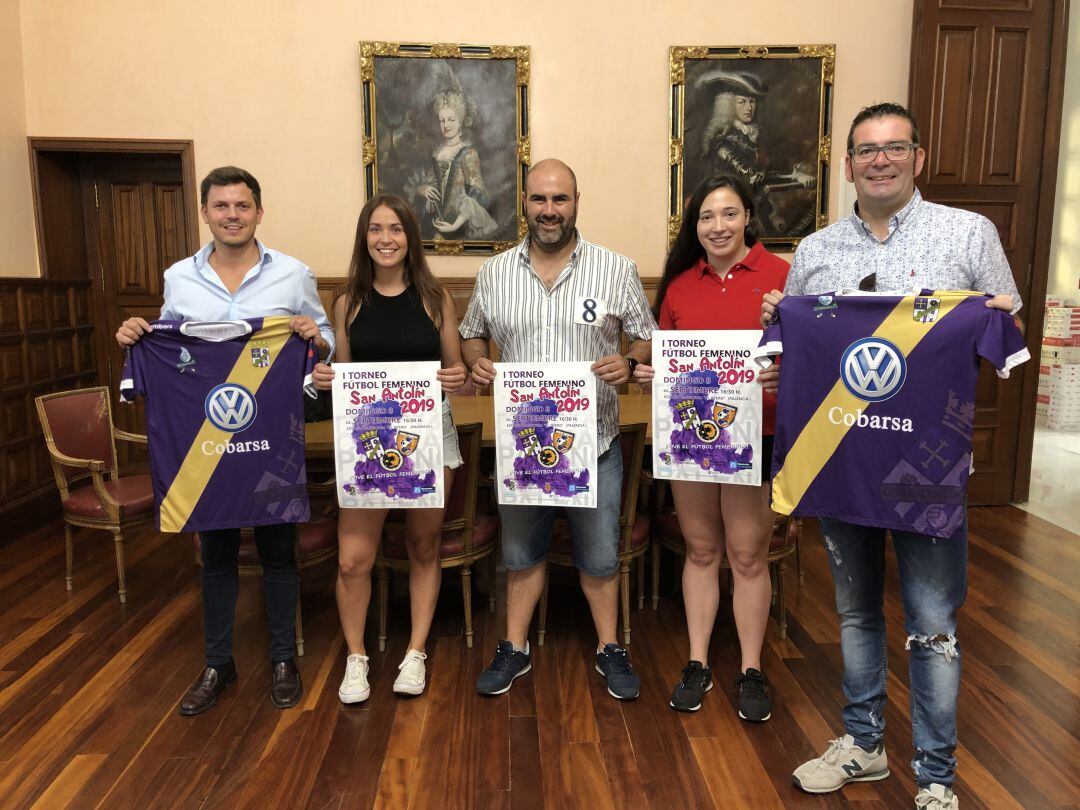 El concejal de Deportes, Víctor Torres (primero por la izquierda), junto con dirigentes y jugadoras del Palencia Fútbol Femenino