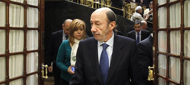 El secretario general del PSOE, Alfredo Pérez Rubalcaba, durante un receso del pleno del Congreso