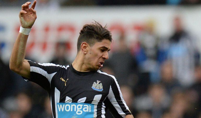 Arsenal&#039;s French midfielder Francis Coquelin (R) vies for the ball with Newcastle United&#039;s Spanish striker Ayoze Perez during the English Premier League football match between Newcastle and Arsenal at St James Park, Newcastle-Upon-Tyne, north east England on March 21, 2015. Arsenal won the match 1-2. AFP PHOTO / OLI SCARFF 
 RESTRICTED TO EDITORIAL USE. NO USE WITH UNAUTHORIZED AUDIO, VIDEO, DATA, FIXTURE LISTS, CLUB/LEAGUE LOGOS OR x93LIVEx94 SERVICES. ONLINE IN-MATCH USE LIMITED TO 45 IMAGES, NO VIDEO EMULATION. NO USE IN BETTING, GAMES OR SINGLE CLUB/LEAGUE/PLAYER PUBLICATIONS.