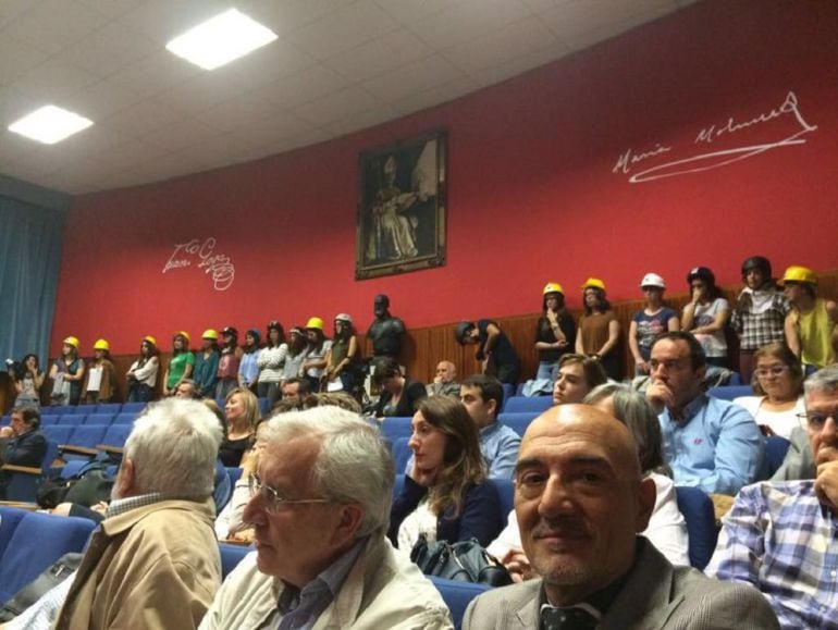 Protesta de estudiantes en el Aula Magna de la Facultad de Filosofía y Letras durante la proclamación del decano Eliseo Serrano, que repite en el cargo 