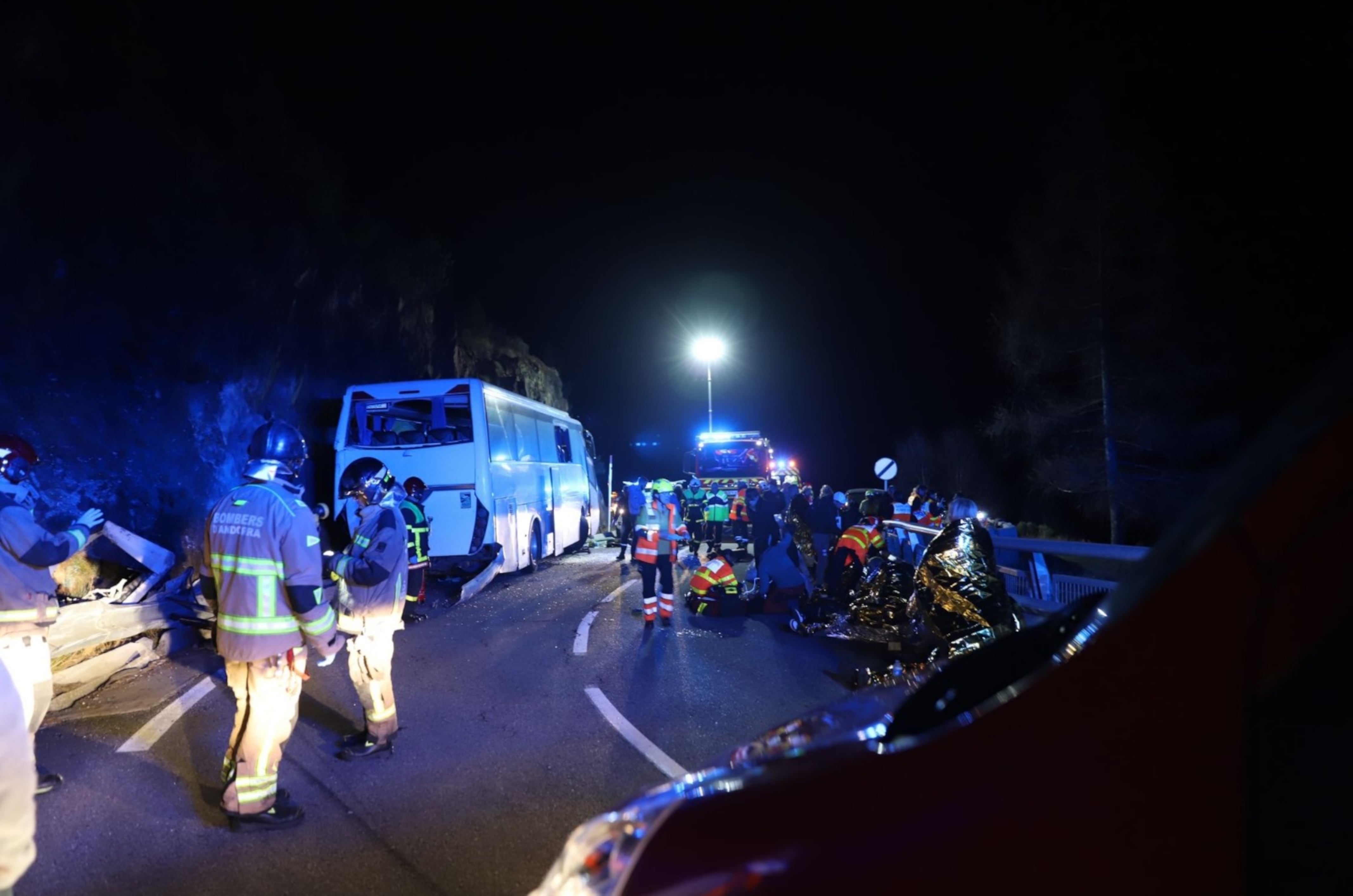 Els equips d&#039;emergències assistint els ferits de l&#039;accident d&#039;autobús a Portè-Puymorens el diumenge passat, prop de la frontera amb el Pas de la Casa, d&#039;on tornava.