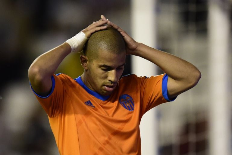 Valencia&#039;s French midfielder Sofiane Feghouli reacts during the Spanish league football match Rayo Vallecano de Madrid vs Valencia CF at Vallecas stadium in Madrid on April 30, 2015.   AFP PHOTO/ JAVIER SORIANO