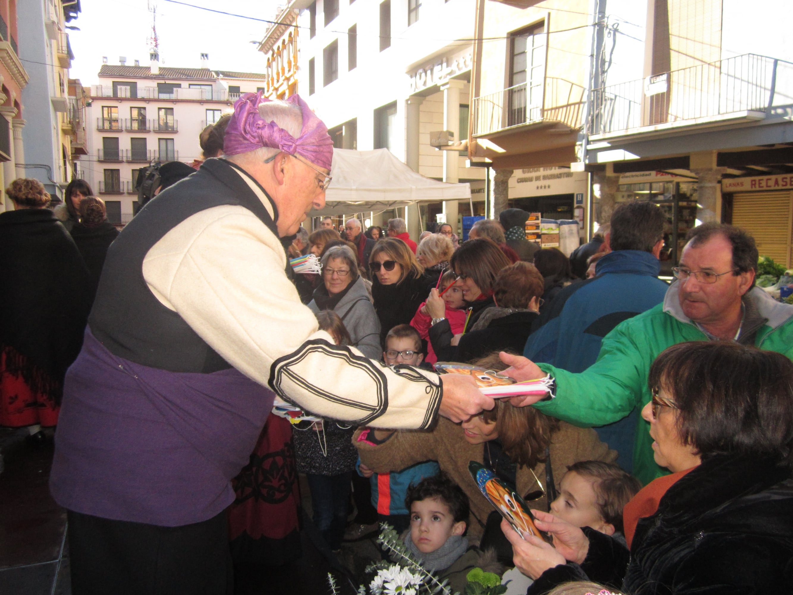 Reparto de candelas y caretas en la Feria de la Candelera