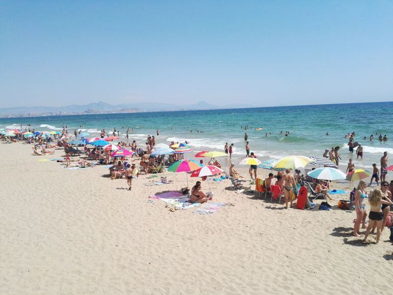 Imagen de la playa de Arenales del Sol