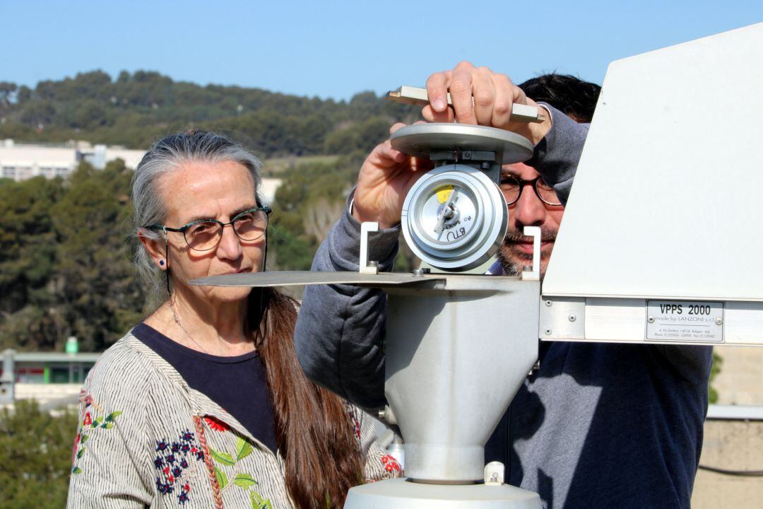 Jordina Belmonte supervisant la substitució dels filtres de captació de pol·len