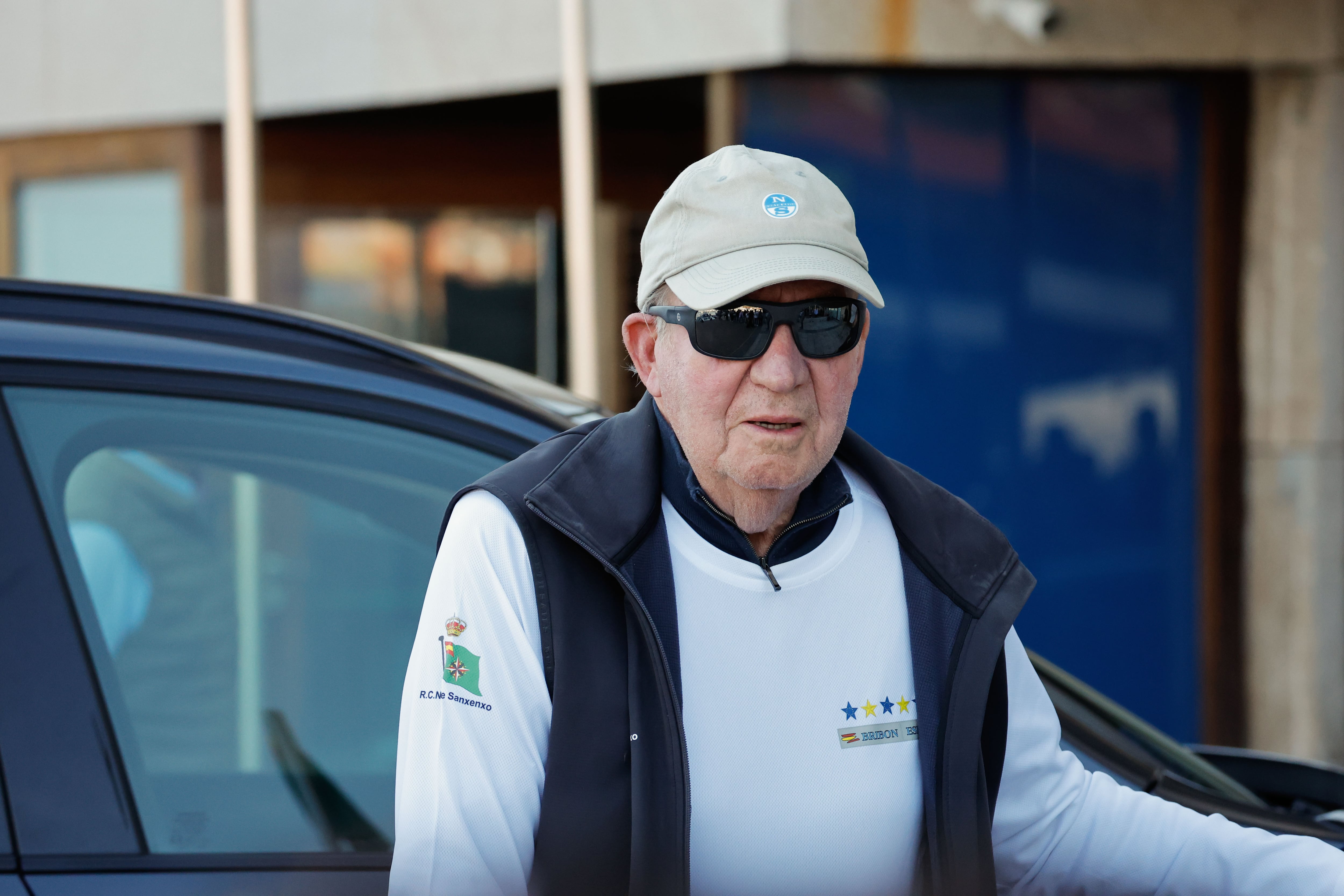 El rey Juan Carlos navega en Sanxenxo tras no acudir al acto de conciliación con Revilla